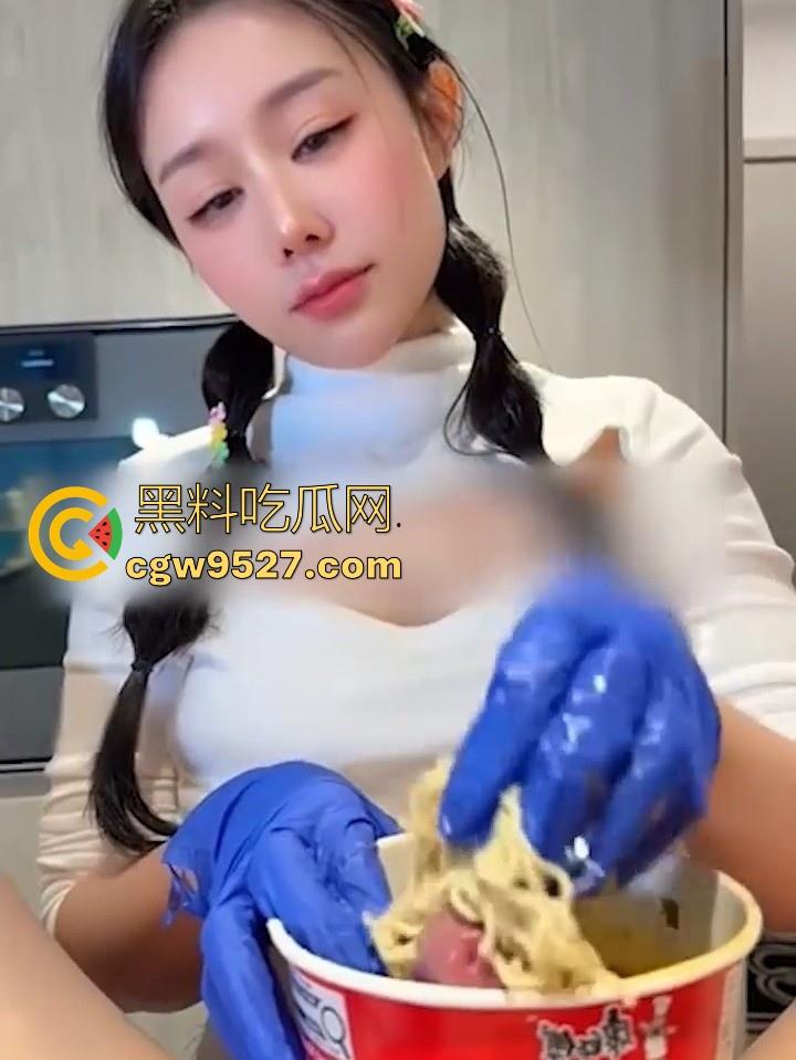 极品性感博主【汐梦瑶】化身吃播主播，品尝红烧牛肉鸡巴面，露脸口交吞精，调料包泡鸡吧超淫荡！-7