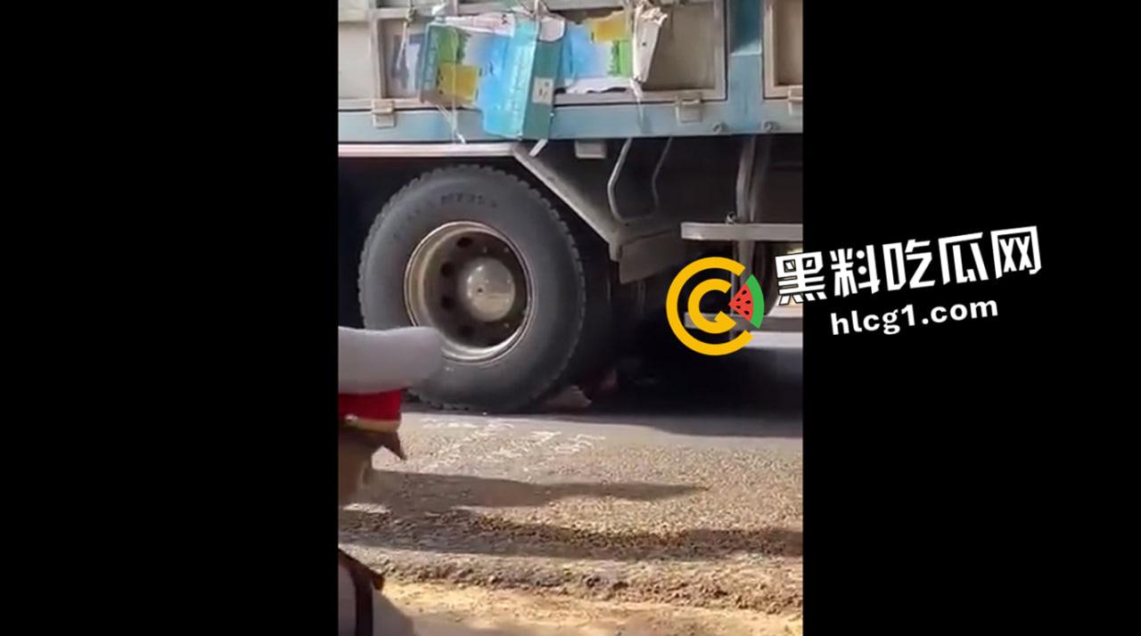 血腥慎入!越南男子钻车底自杀 下半身碾成肉酱 现场画面流出-4