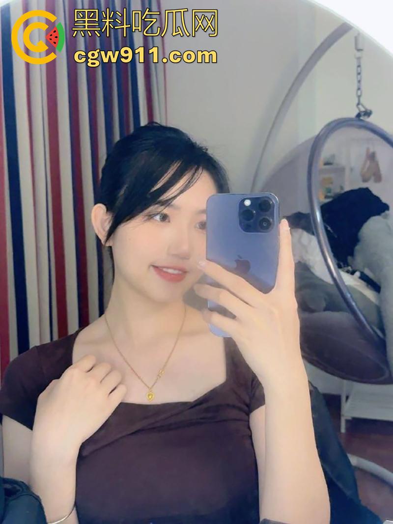 朋友的骚女友【闻玉静】,表面长腿女神,私下性奴母狗,偷偷在朋友手机里,发现骚逼的私拍,这绝对能威胁她一次吧!-1