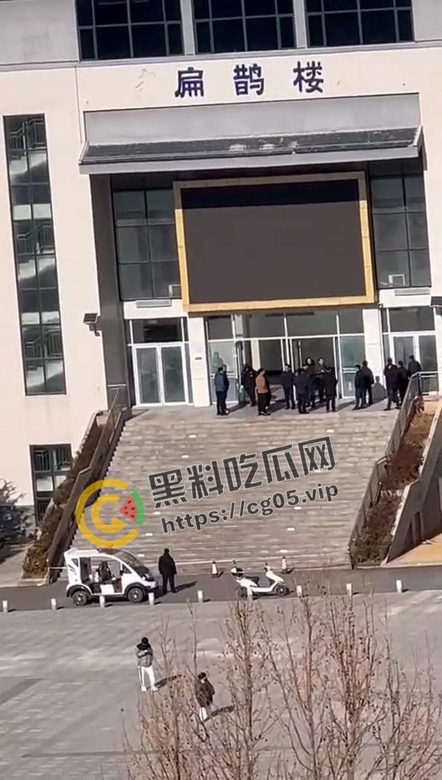 女子十年前因其他人师生恋躺枪被开除 十年内后越想越气回来把学校玻璃全砸了 十年前爱答不理 十年后我重锤出击-6