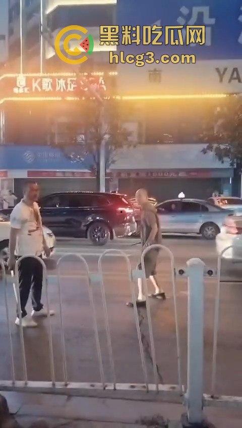 湖南华容街头恶战！两男子持械互搏，刀棍大战引发全网热议！-1