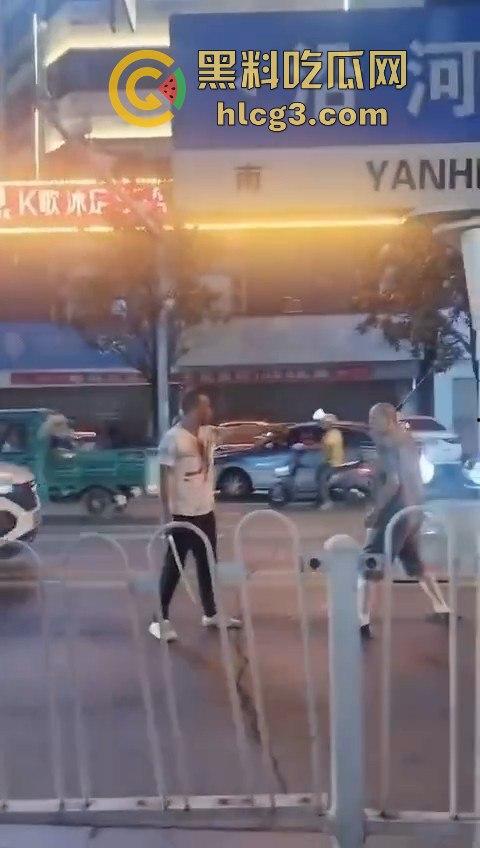 湖南华容街头恶战！两男子持械互搏，刀棍大战引发全网热议！-7