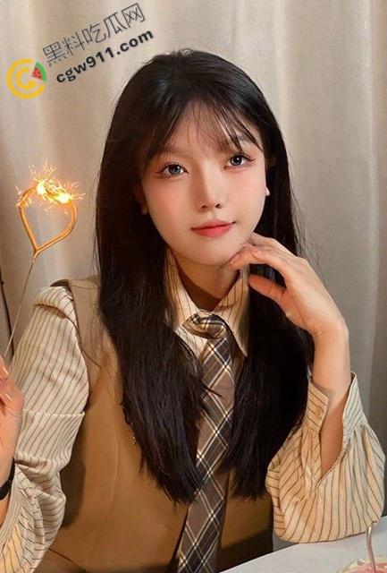 海角兄妹乱伦:房间偷操清纯表妹,书桌上玩弄着极品嫩穴,大屌粗暴入侵,最后口爆颜射,春光无限!-2