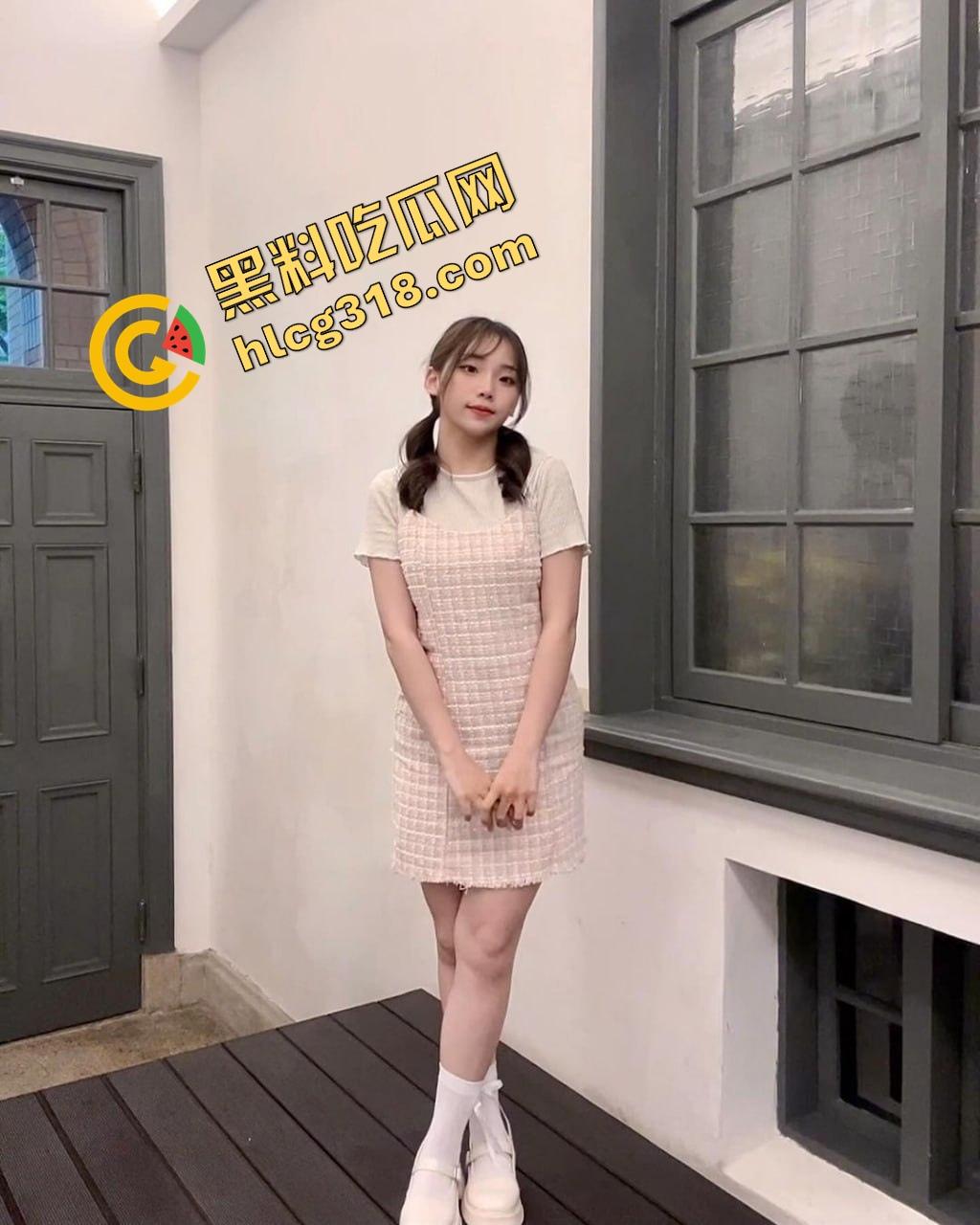 还是大学生最会玩,图书馆不光能看书,还能啪啪,书没翻一页,小穴倒是翻了个底朝天!-2