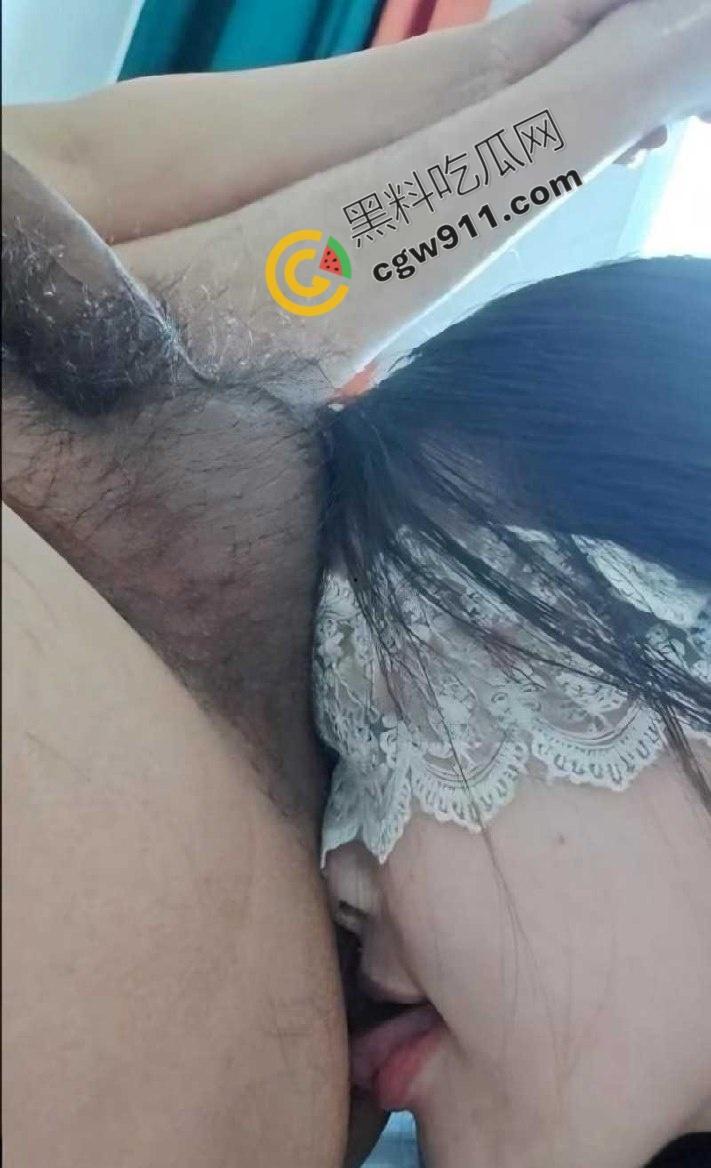 海角兄妹乱伦:房间偷操清纯表妹,书桌上玩弄着极品嫩穴,大屌粗暴入侵,最后口爆颜射,春光无限!-5