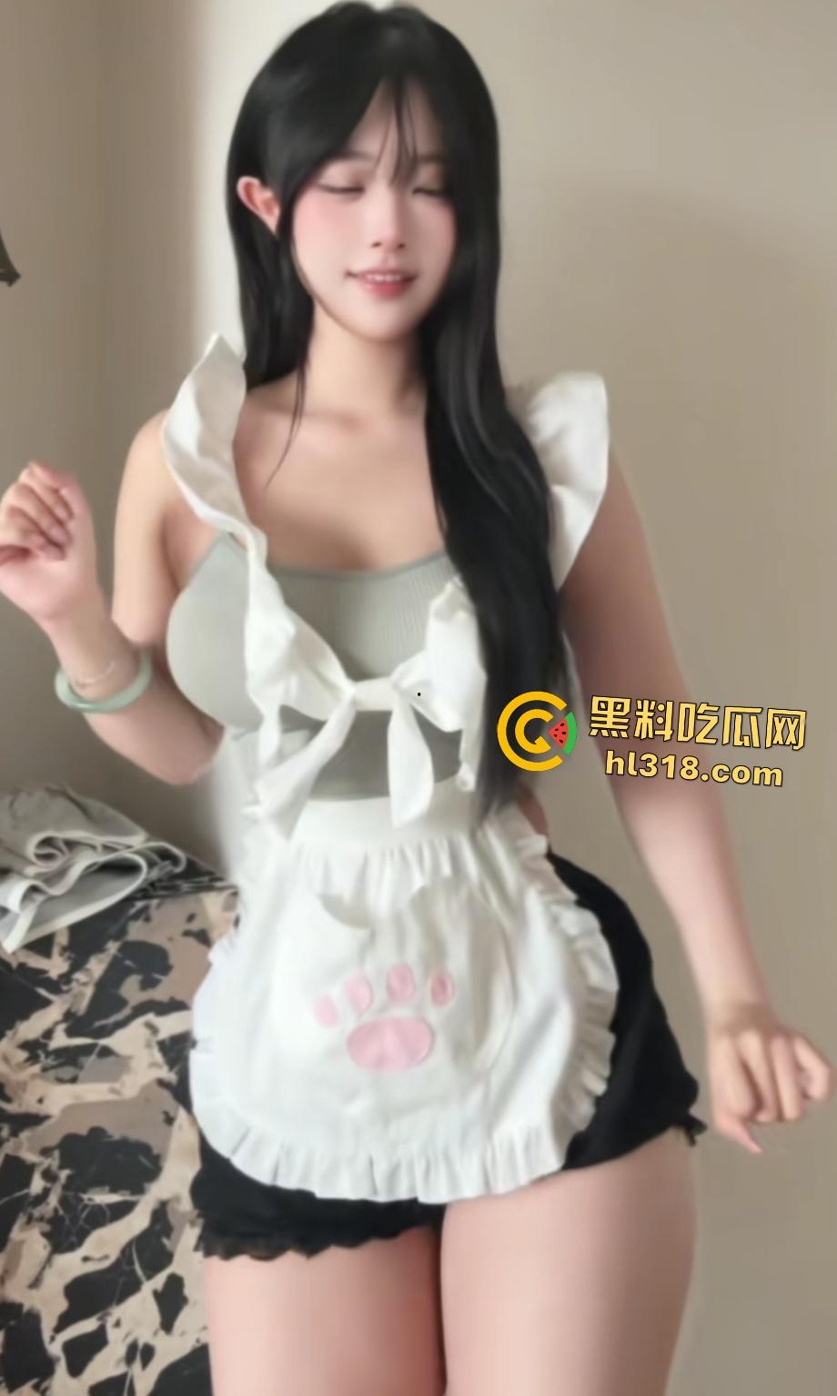 抖音网红【喝多了就想兔】酒后失态穿红色蕾丝情趣装裹巨乳半露,极致反差自拍撩裙底!-3