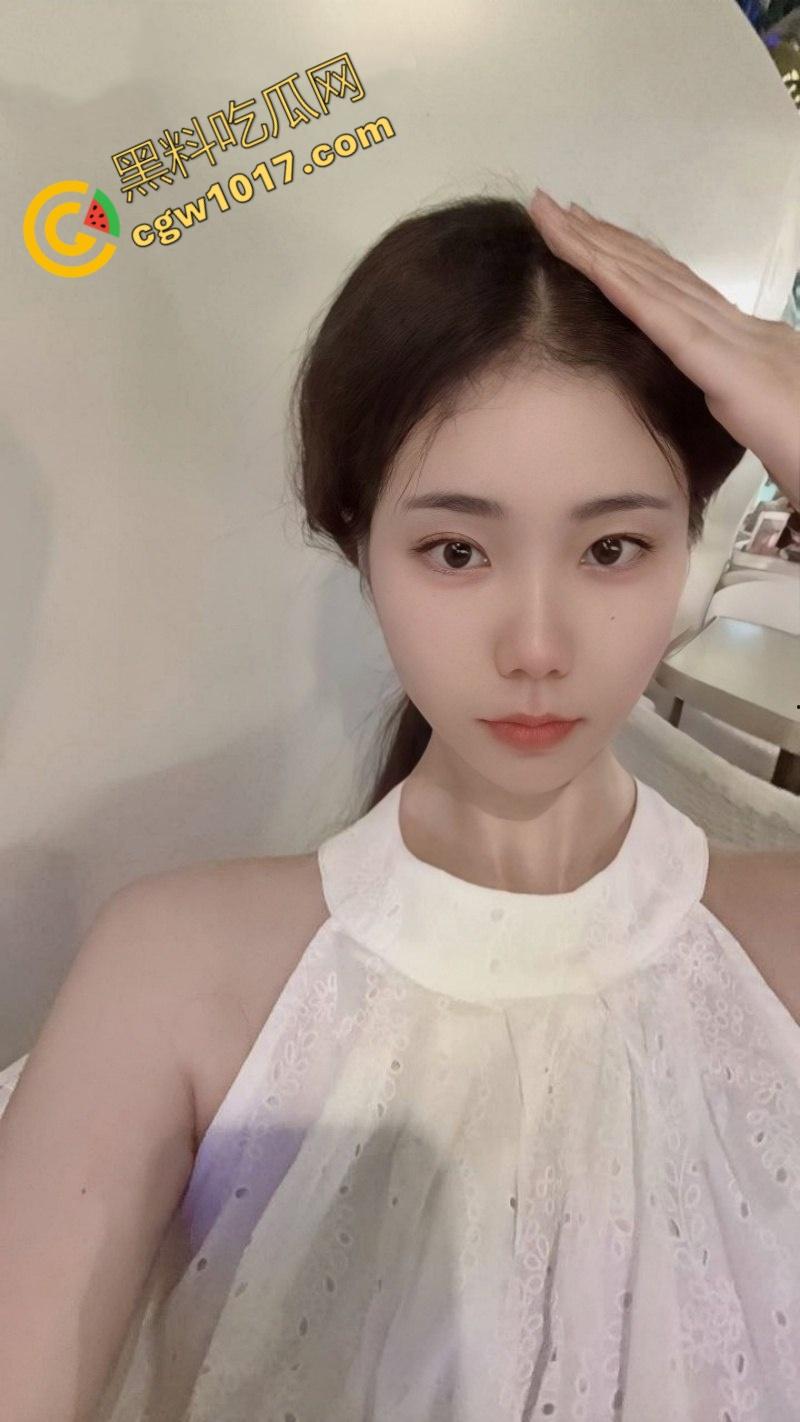 四川成都新婚人妻【杨琴】背着丈夫疯狂约炮!清纯外表下的骚乱,床上的火辣氛围让众多雄性欲罢不能-1