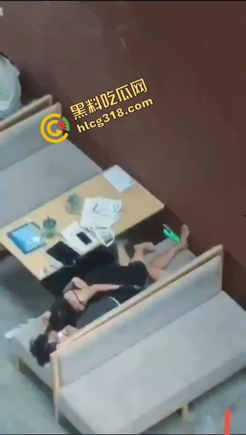 还是大学生最会玩,图书馆不光能看书,还能啪啪,书没翻一页,小穴倒是翻了个底朝天!-12