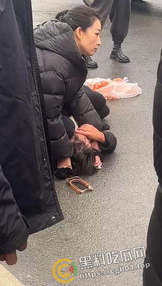 年少有为!河北定州美女当小三 被正房当街暴打 老男人就这么有魅力吗-2