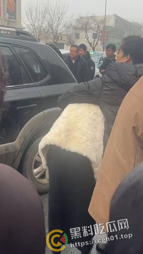 年少有为!河北定州美女当小三 被正房当街暴打 老男人就这么有魅力吗-4