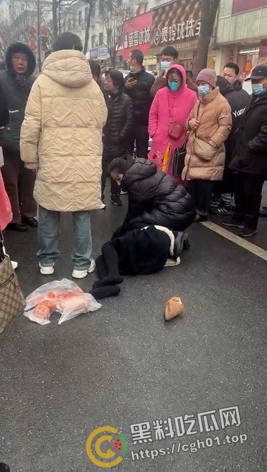 年少有为!河北定州美女当小三 被正房当街暴打 老男人就这么有魅力吗-5