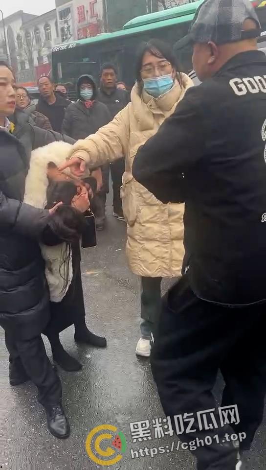 年少有为!河北定州美女当小三 被正房当街暴打 老男人就这么有魅力吗-6