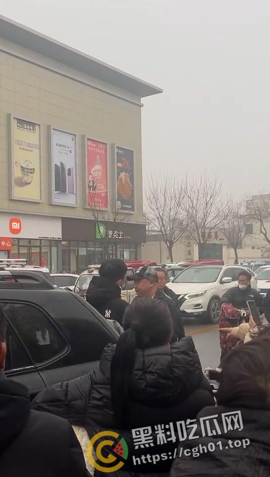 年少有为!河北定州美女当小三 被正房当街暴打 老男人就这么有魅力吗-10