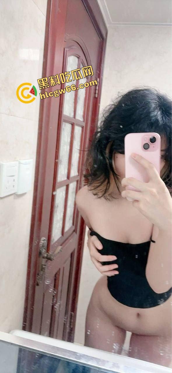 冷白皮美乳骚货【瑶瑶】居家骚拍流出，一线天粉嫩鲍大开展示，掰逼喷水娇喘连连，求干求灌精！-6