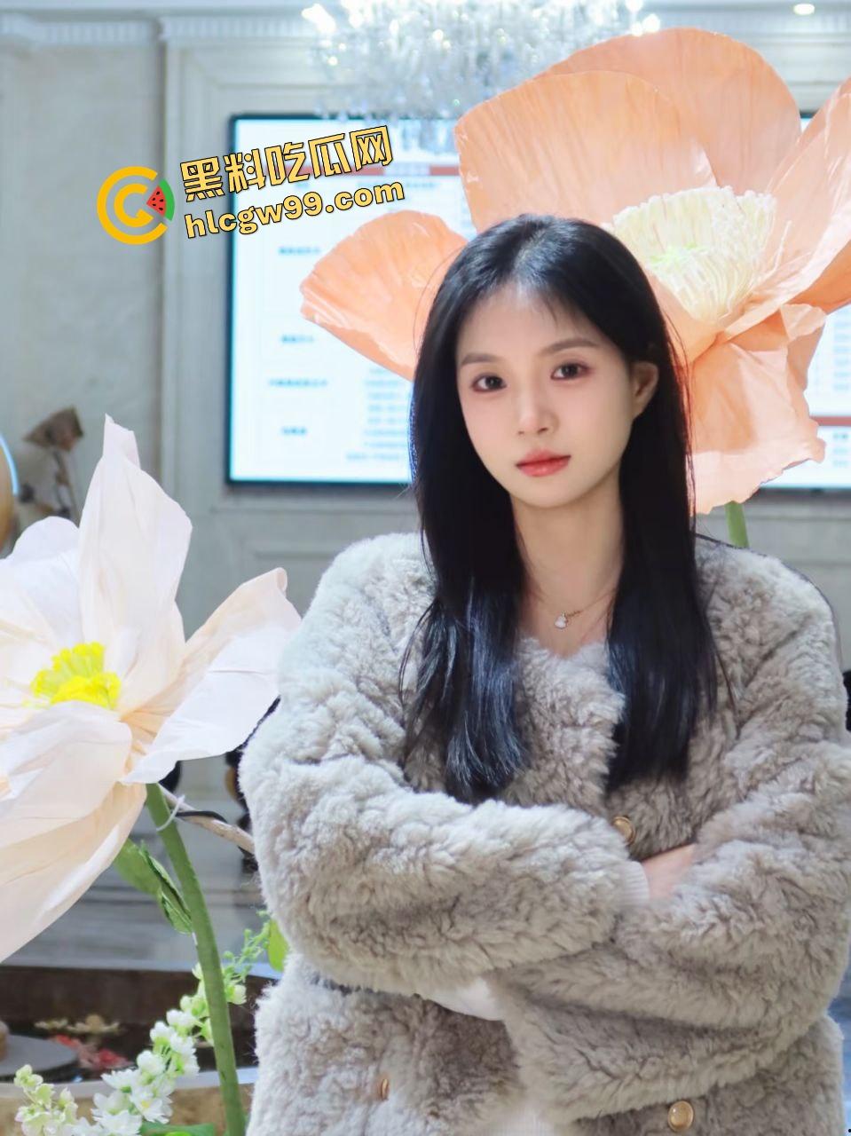 黑龙江哈尔滨小区饥渴男女,光天化日之下雪地里刺激深喉口爆吃鸡,还曾在雪地露奶露逼淫荡拉尿!惨遭曝光独家流出!-1