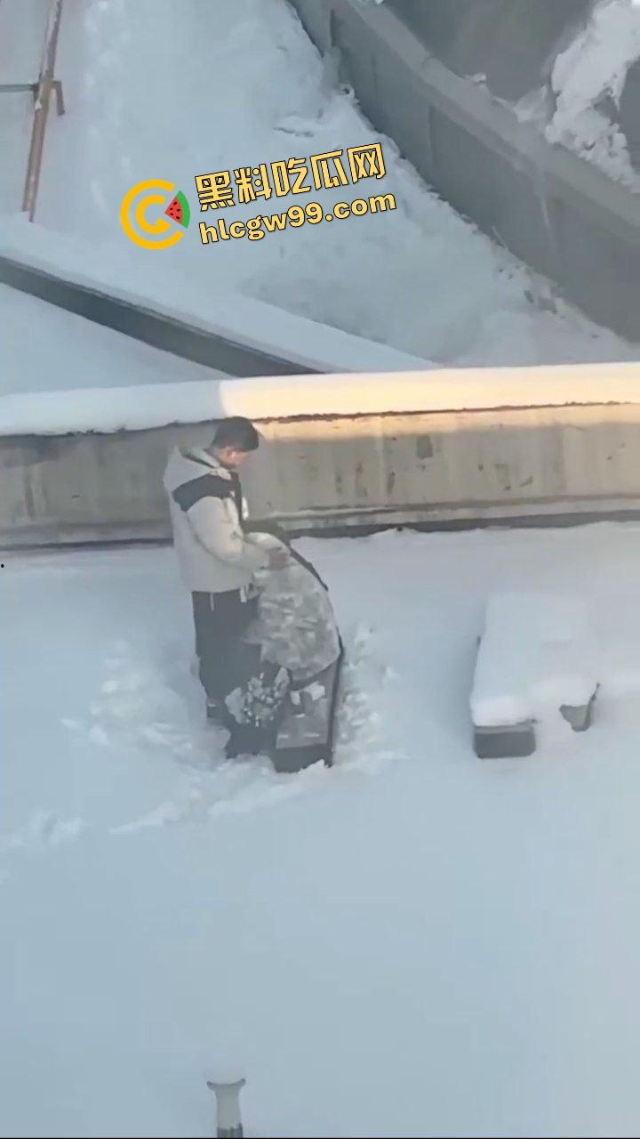 黑龙江哈尔滨小区饥渴男女,光天化日之下雪地里刺激深喉口爆吃鸡,还曾在雪地露奶露逼淫荡拉尿!惨遭曝光独家流出!-4
