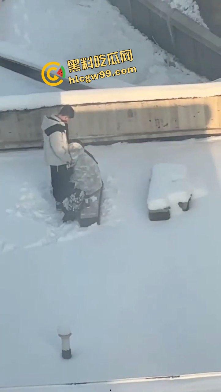 黑龙江哈尔滨小区饥渴男女,光天化日之下雪地里刺激深喉口爆吃鸡,还曾在雪地露奶露逼淫荡拉尿!惨遭曝光独家流出!-5