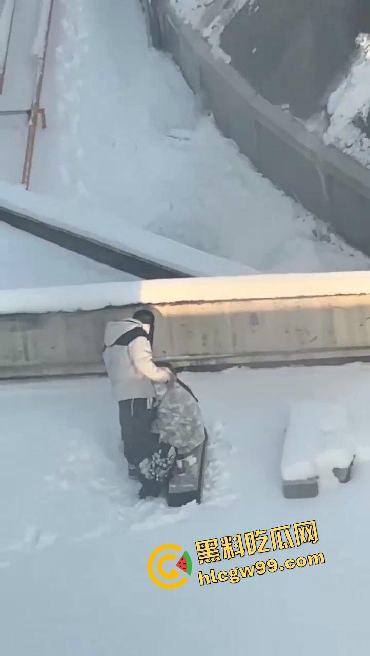 黑龙江哈尔滨小区饥渴男女,光天化日之下雪地里刺激深喉口爆吃鸡,还曾在雪地露奶露逼淫荡拉尿!惨遭曝光独家流出!-6