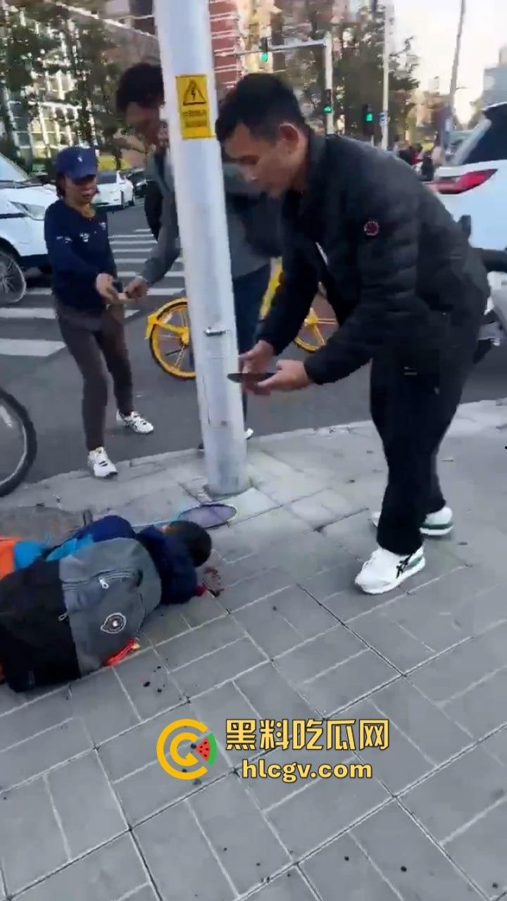 没人性!北京海淀区男子当街砍人报复社会 专挑孩子下手 现场血腥惨烈视频曝光-13