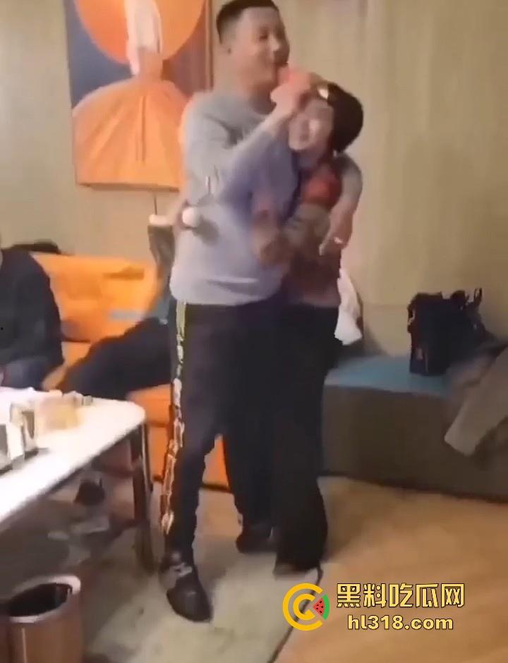 此乃吾辈楷模,年轻小伙面对极品富婆,不惜出卖肉体,有些钱啊就该他赚,这都能啃下去!-2