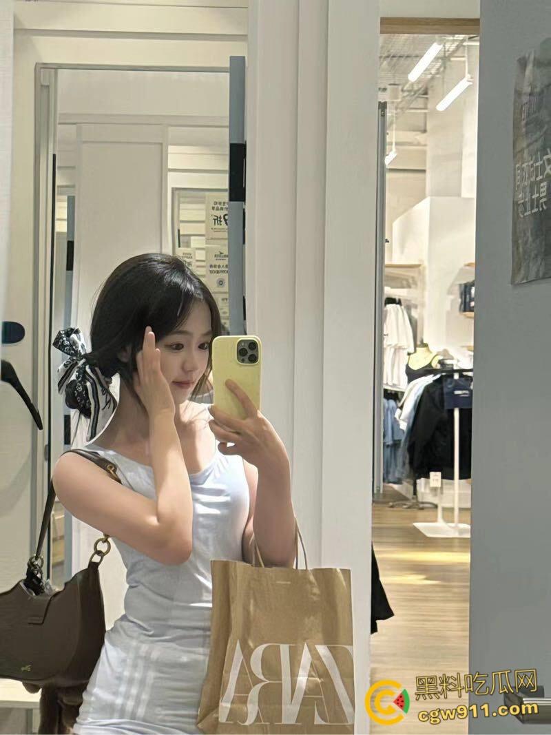 在家实在太无聊,看着性感的女儿,兽心大起跟女儿在家来上一炮,一不小心就内射了,白虎嫩穴操的精液四溢!-1