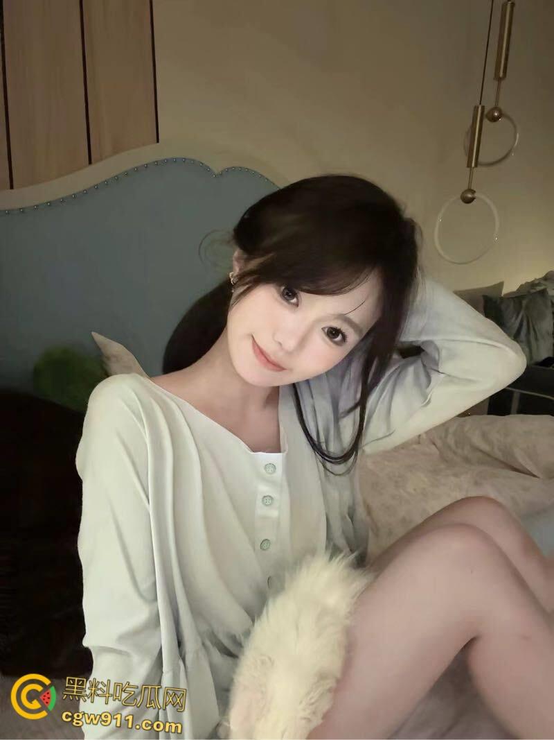 在家实在太无聊,看着性感的女儿,兽心大起跟女儿在家来上一炮,一不小心就内射了,白虎嫩穴操的精液四溢!-2