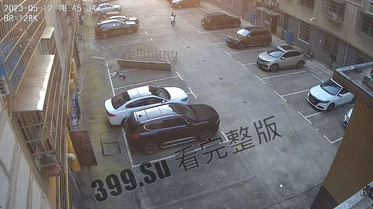 5月12日 两个幼童连带防盗窗 #坠楼  家长赶到现场当场痛哭-1