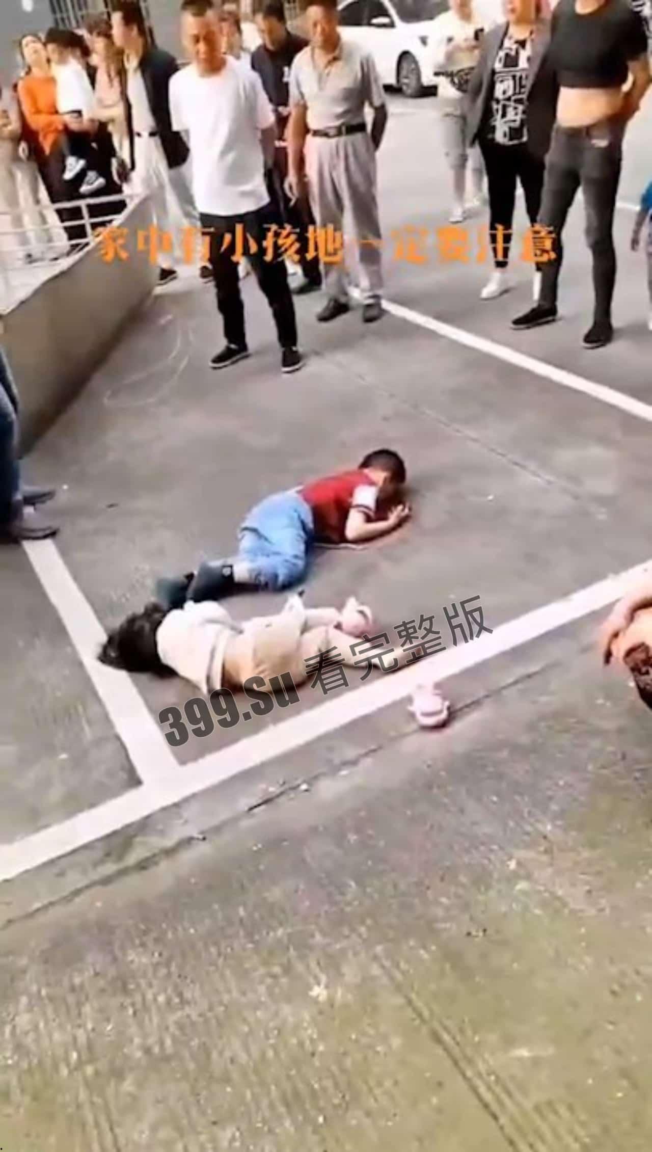 5月12日 两个幼童连带防盗窗 #坠楼  家长赶到现场当场痛哭-2