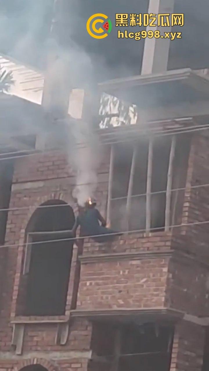 孟加拉男子盖房误触高压线 人当场烤熟 外焦里嫩的看得人头皮发麻-2