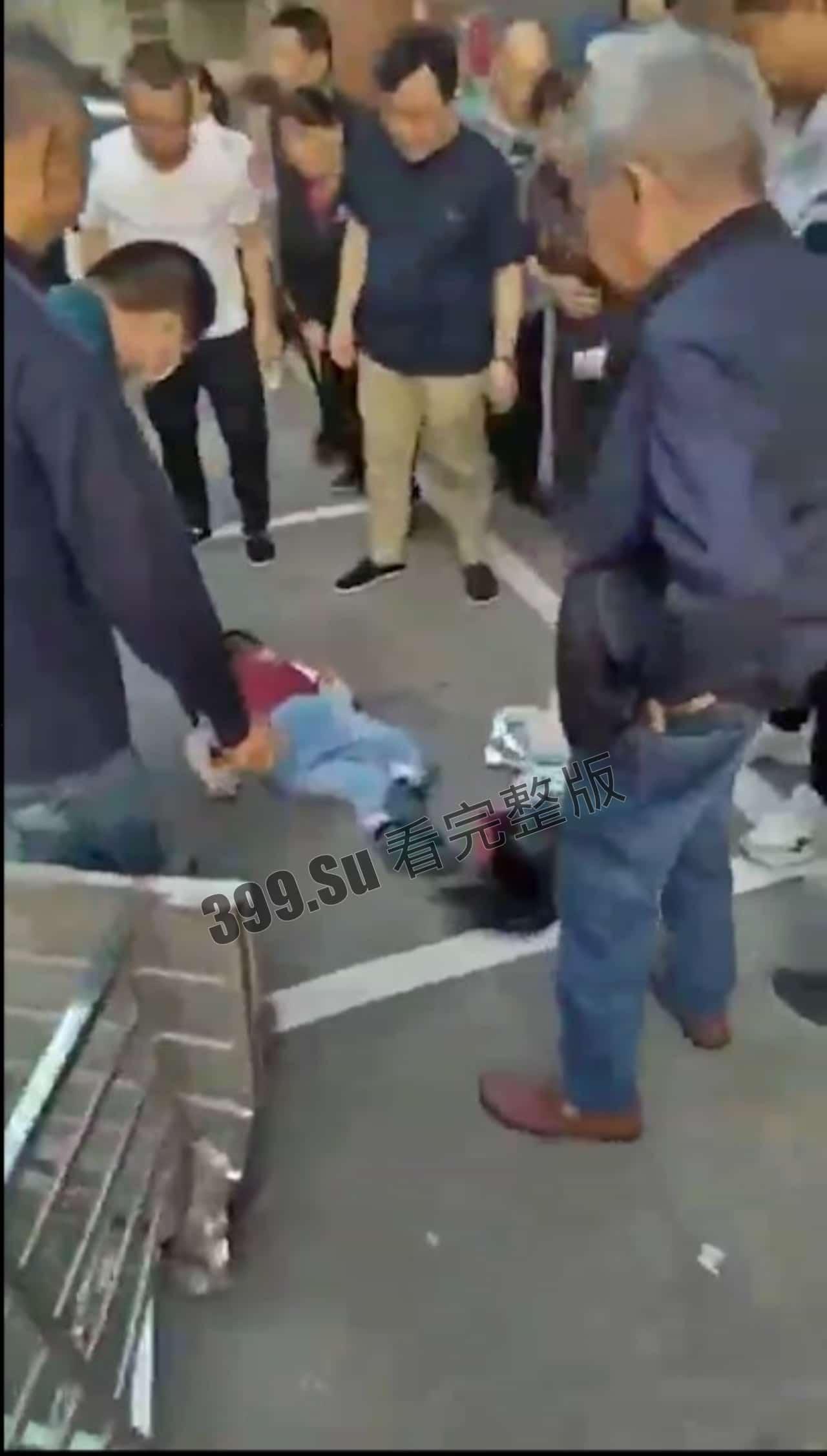 5月12日 两个幼童连带防盗窗 #坠楼  家长赶到现场当场痛哭-3