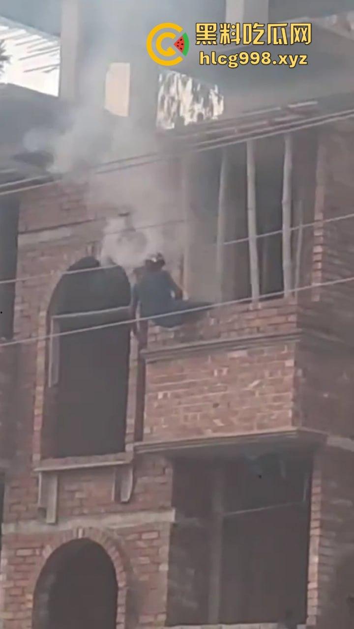 孟加拉男子盖房误触高压线 人当场烤熟 外焦里嫩的看得人头皮发麻-3