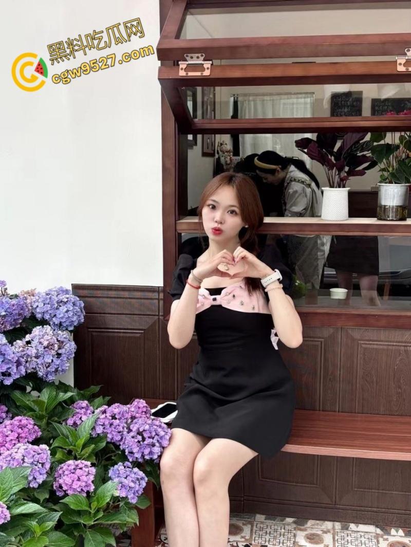 湖北大学渣女【程芷炜】，考上编制后踹了男友，惨遭男友曝光，害羞挡脸但身体很诚实，白虎嫩穴被各种玩弄 ！-4