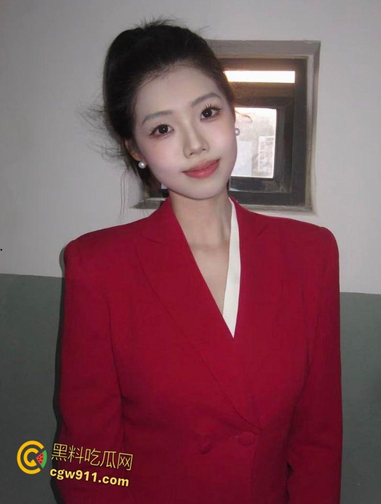 上海音乐学校学妹【刘依诺】,表面清纯可爱私下反差婊,蒙眼镜前跪地口交,无套狂插丰满翘臀 !-2