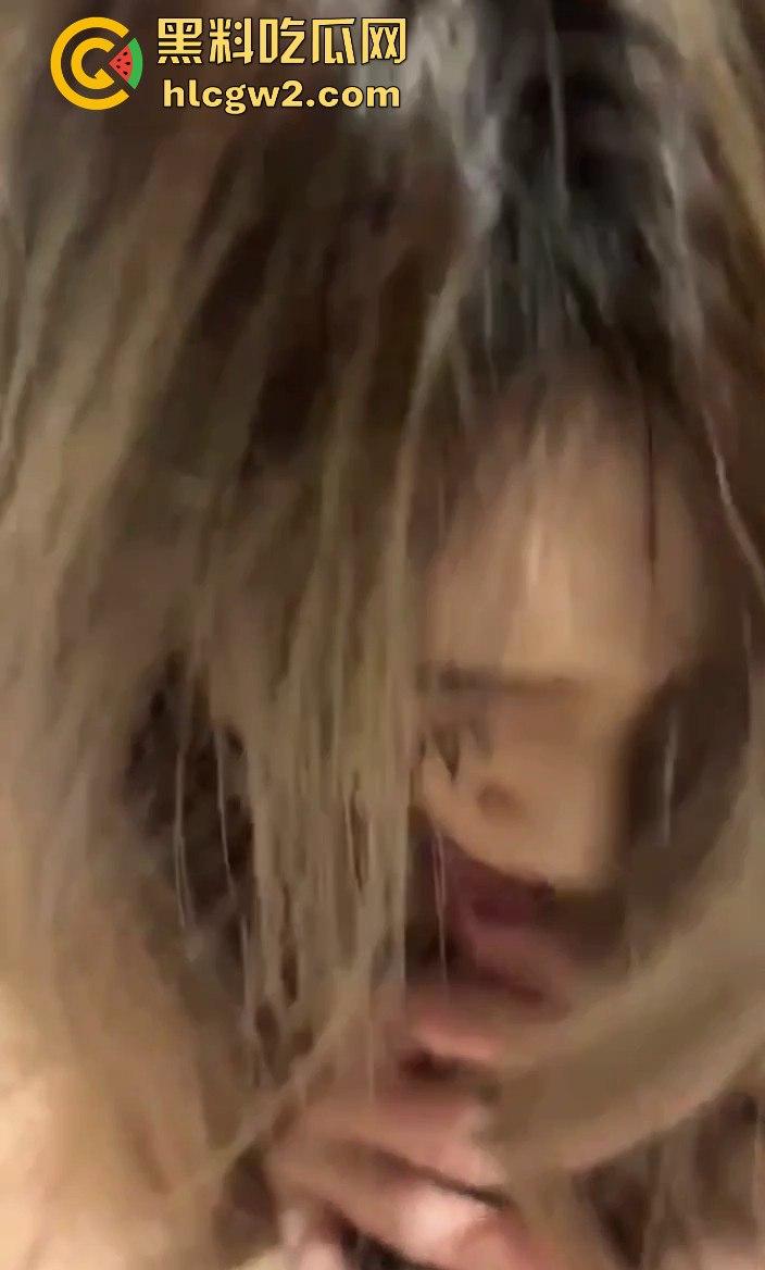 屌丝眼中的女神原来是骚母狗 大学生妹子【翁雅雯】和渣男玩3P 吞精后入样样不落 独家曝光！-3