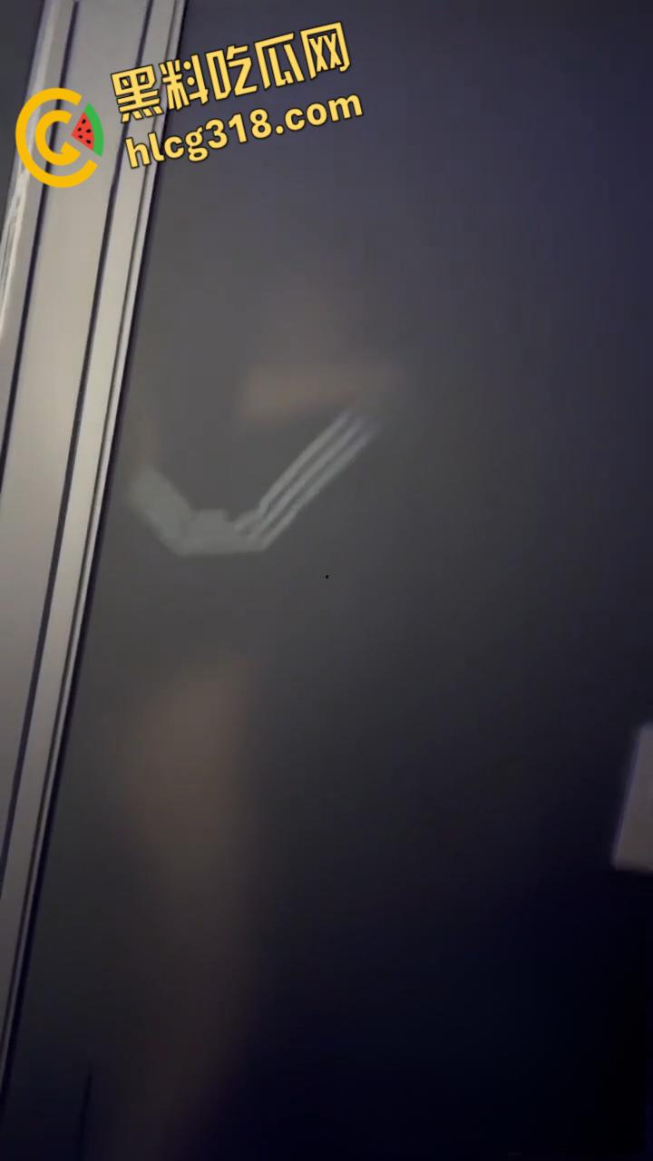 年轻人玩的就是刺激，酒吧厕所里野战，透视门映射出白嫩的酮体，做爱的轮廓有着朦胧的美感 !-3