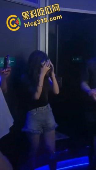 年轻人玩的就是刺激，酒吧厕所里野战，透视门映射出白嫩的酮体，做爱的轮廓有着朦胧的美感 !-7