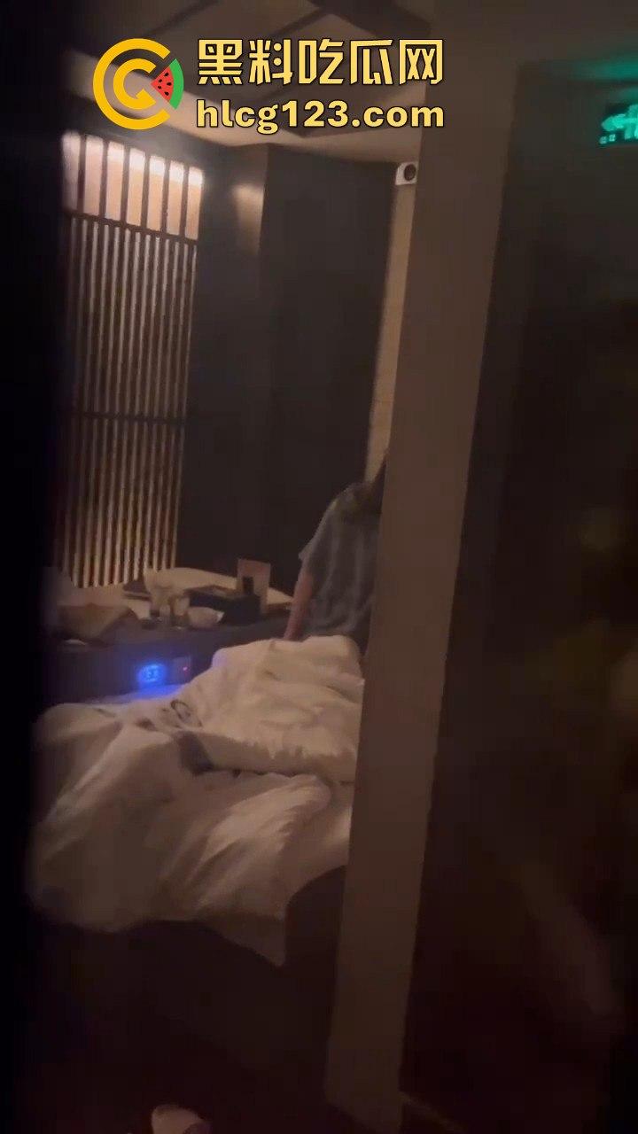 蒸桑拿撞上活春宫!男女房间激情大战,吃瓜群众直接摇人围观,险些被当场抓包!-7