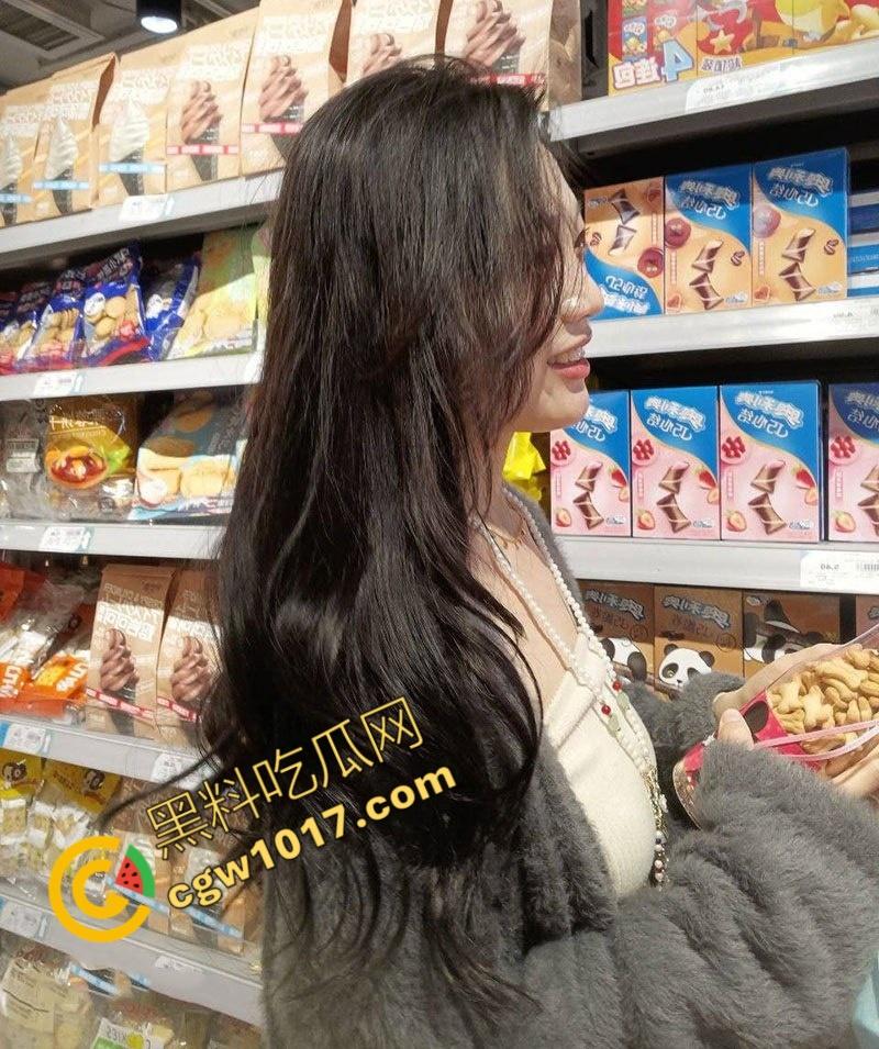 湖北孝义学生情侣酒店做爱视频曝光！身穿情趣内衣，白嫩巨乳诱人至极，口交深喉，女上骑乘，视觉冲击爆棚！-1