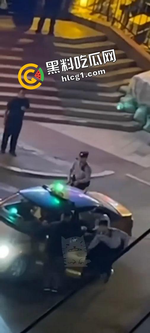 哈尔滨中央大街枪击事件!男子持刀劫人抢车 警察连开五枪未能制服 现场视频流出-2