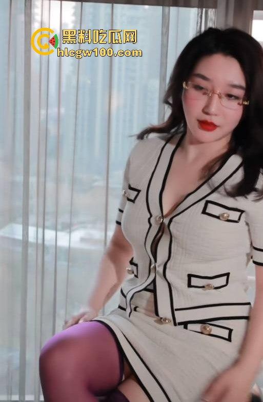 抖音御姐网红【教母eliy】高价定制自慰视频线下跟金主3P性爱遭曝光,知道她玩得花但没想到竟然玩得这么花。-10