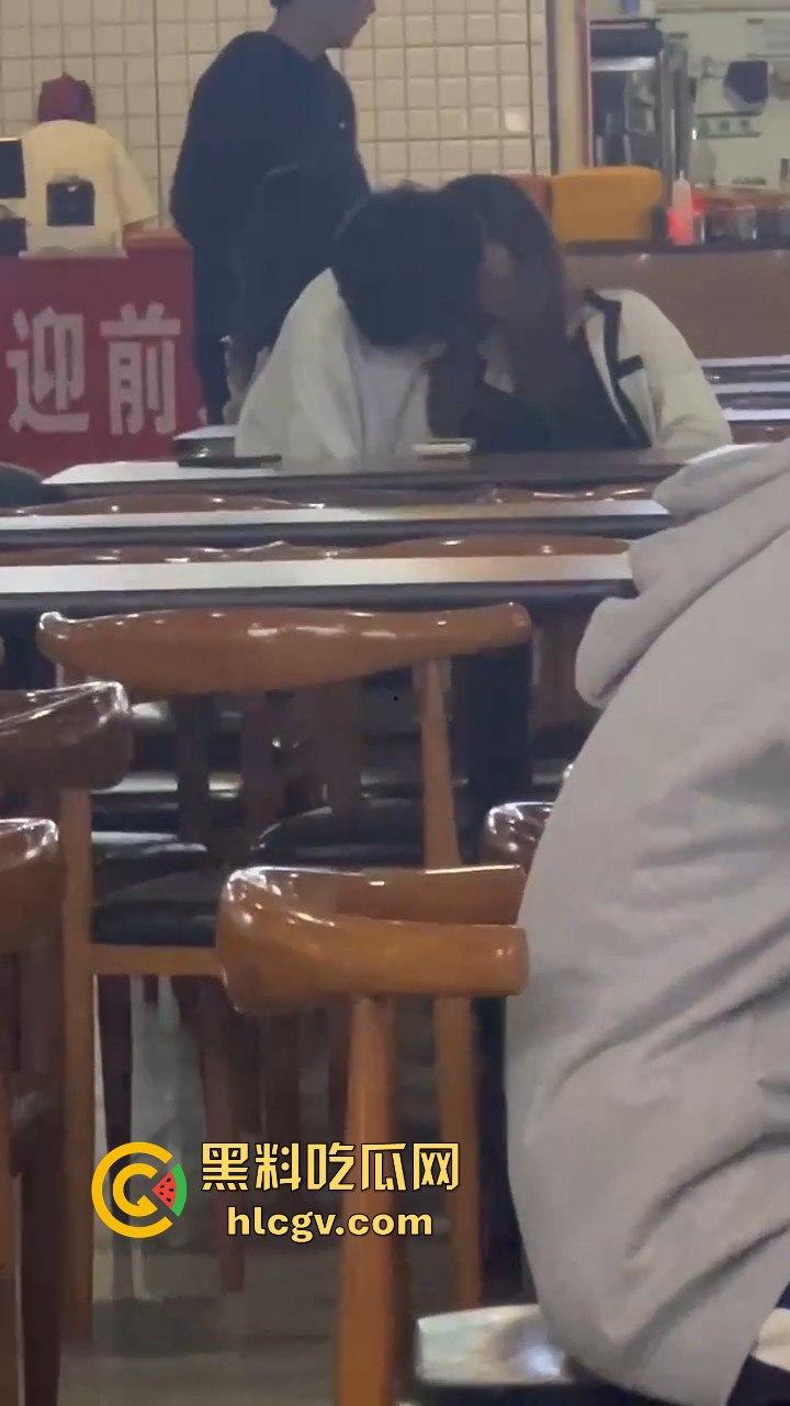 鸡公煲没来先抠逼！西安培华学院食堂大胆男女全程上演真人秀，吃瓜同学惊呆！-9