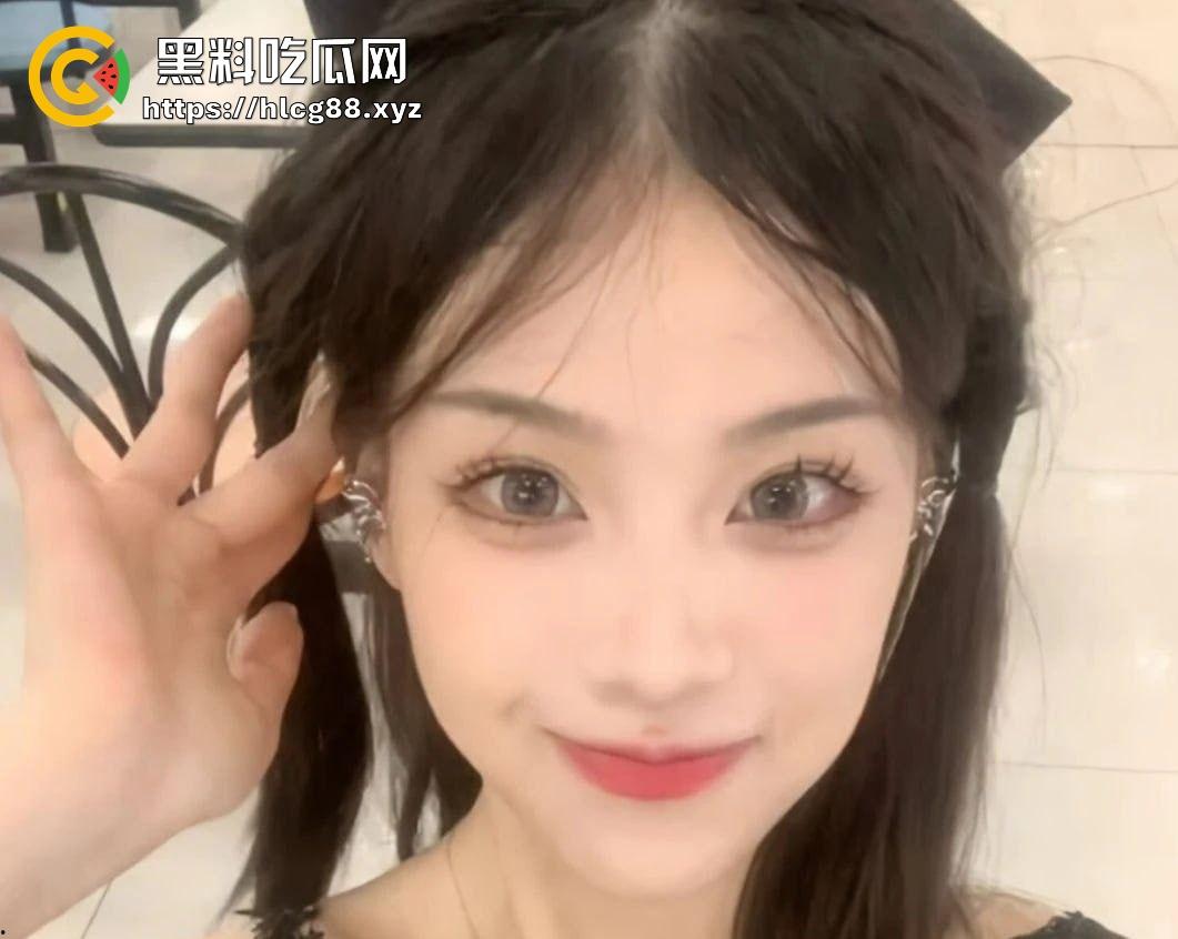 广东职业学院校花【李彤语】极品母狗酒店跪舔金主 馒头逼淫水哗哗流 视频流出曝光!-1