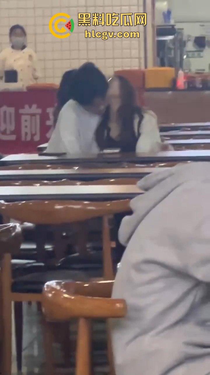 鸡公煲没来先抠逼！西安培华学院食堂大胆男女全程上演真人秀，吃瓜同学惊呆！-12