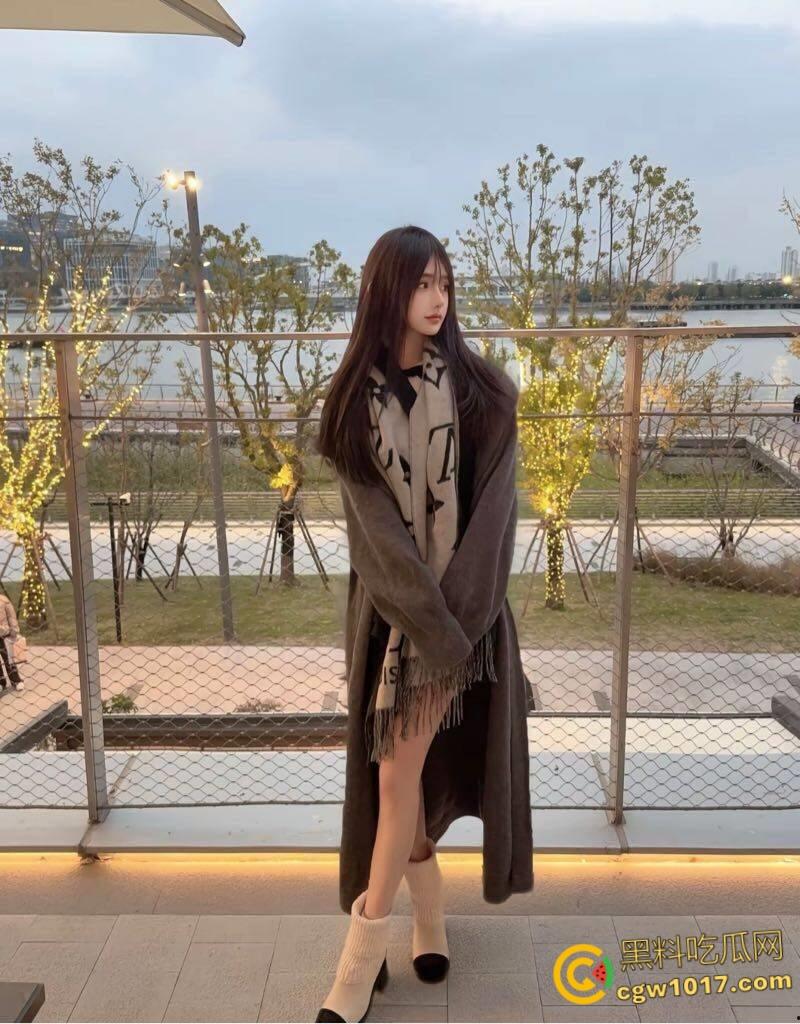 石家庄骚母狗【王露露】,在社交软件被拉下海约炮,JK制服深喉口交,白内裤挂在腿间就被抬腿爆操!-8