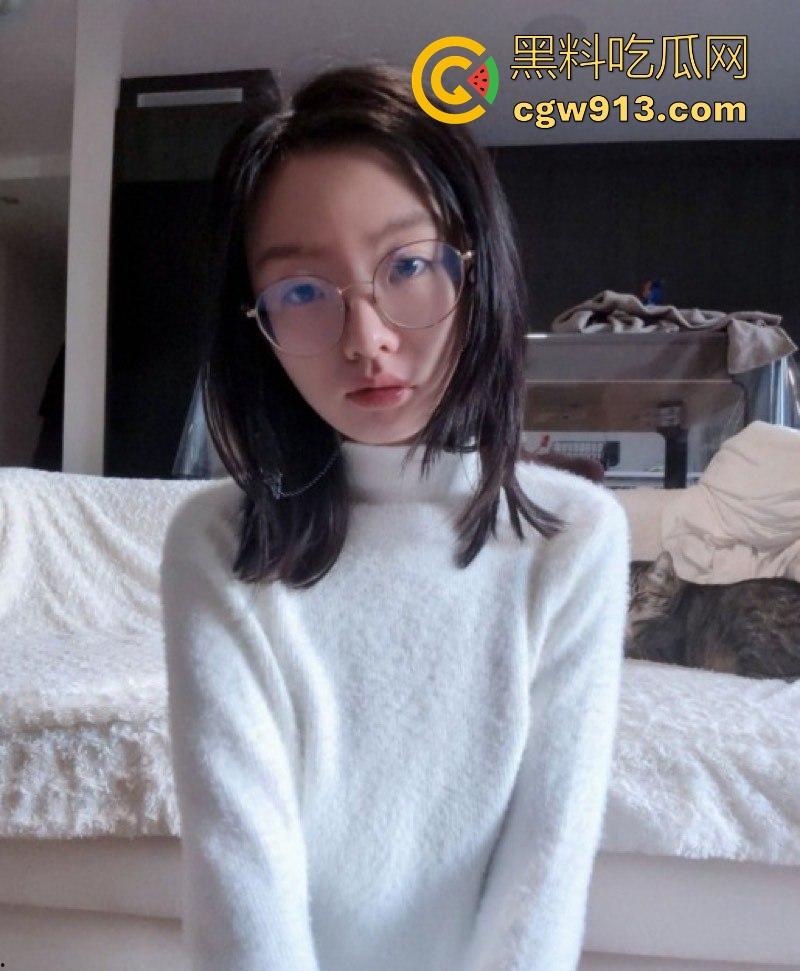 18岁高中生眼镜少女，反差自拍视频泄露，独演扣逼自慰，娇嫩玉穴汁水横流，原来这才是小浪货的真面目！-1
