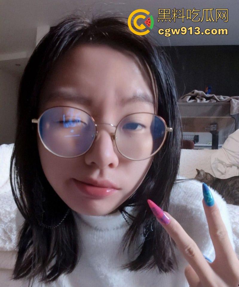 18岁高中生眼镜少女，反差自拍视频泄露，独演扣逼自慰，娇嫩玉穴汁水横流，原来这才是小浪货的真面目！-2