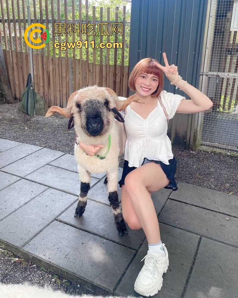 长沙大眼短发妹【李芷琳】淫乱生活曝光,3p做爱调教,道具自慰深喉舔屌,妥妥的反差骚逼!-1