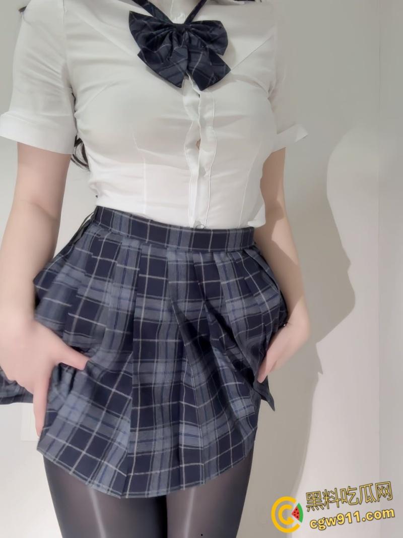 推特反差萝莉【梦中的梦】,清纯JK黑丝制服,掀衣脱丝露出白嫩美乳,白虎嫩穴骑乘扭臀自慰 !-1