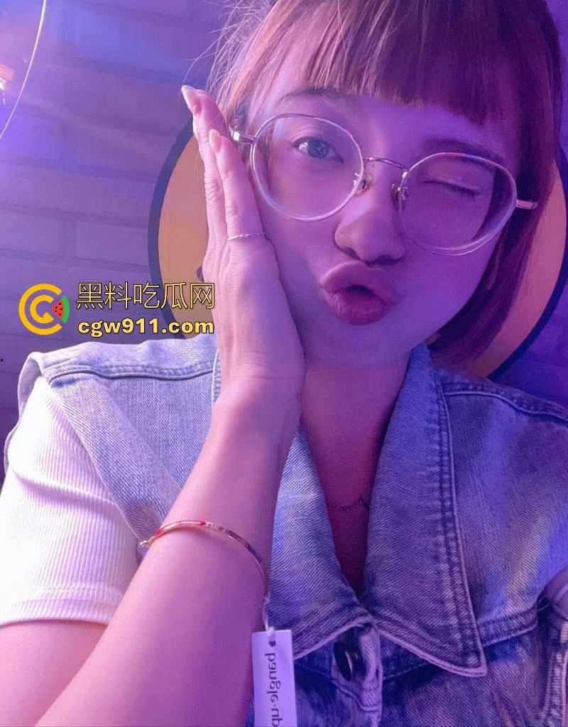 长沙大眼短发妹【李芷琳】淫乱生活曝光,3p做爱调教,道具自慰深喉舔屌,妥妥的反差骚逼!-6