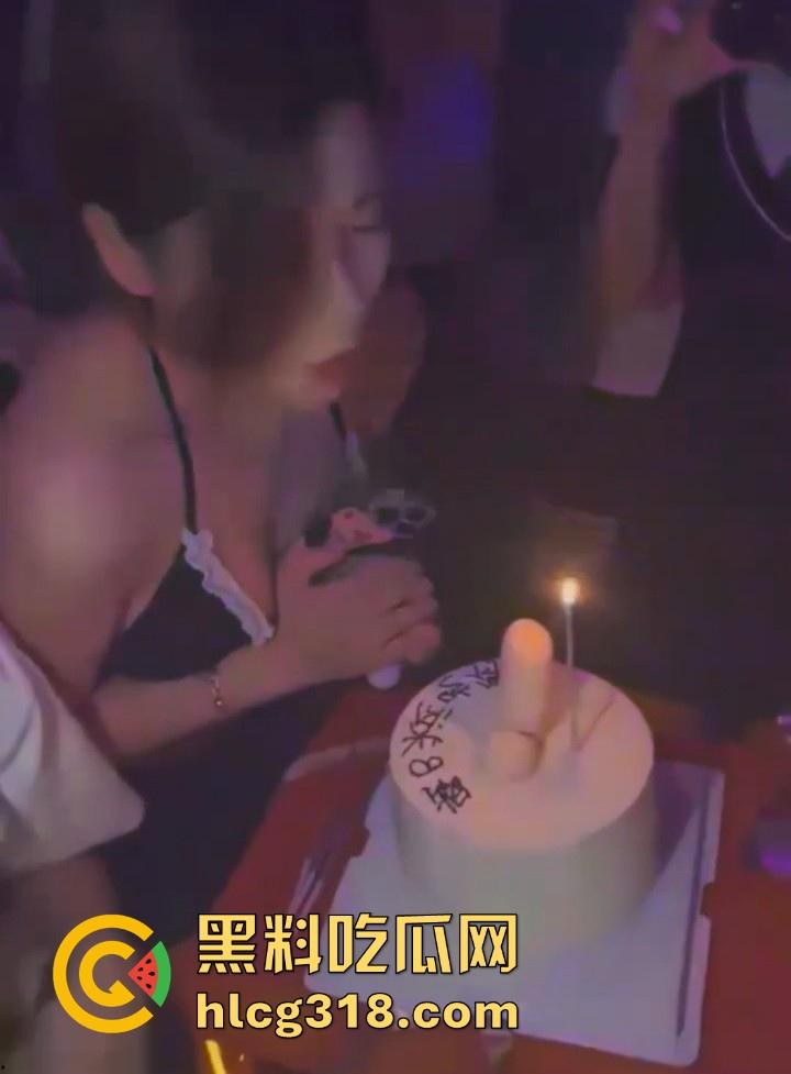 重庆健身男模的约炮日常,纹身猛男化身打桩机,爆操富婆少妇,高速频率满足好每位客户!-4